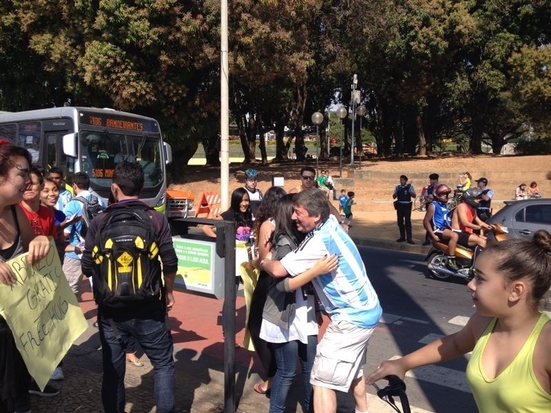 Argentinos ganham 'abraços grátis' ao chegarem ao Mineirão para o jogo contra o Irã