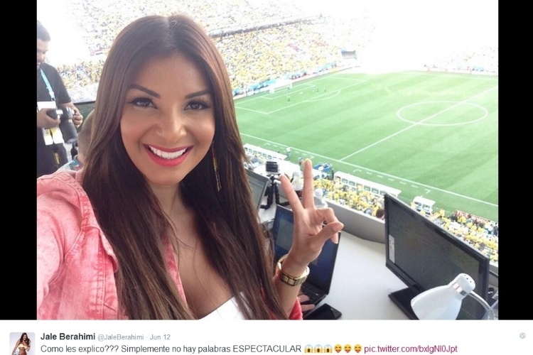As selfies nos estádios em que vai cobrir jogos são tradicionais no Twitter da repórter