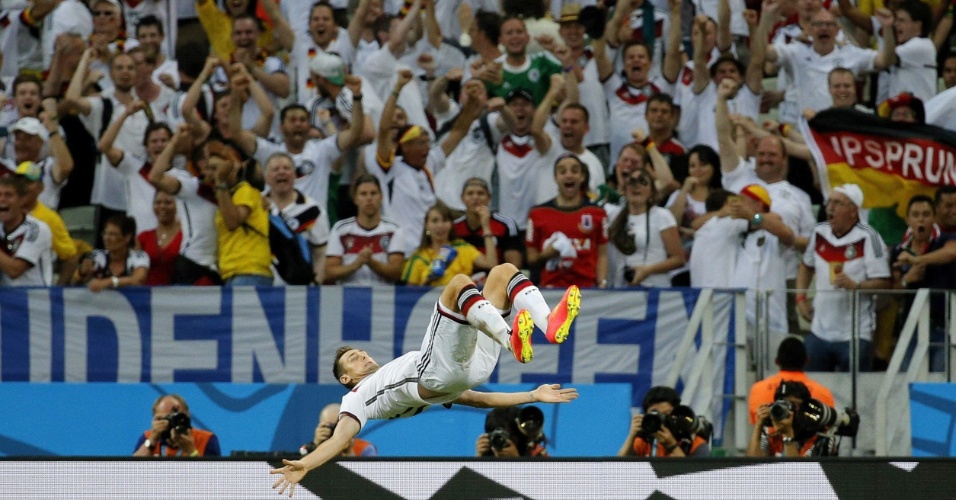 21.jun.2014 - Com a torcida alemã ao fundo, Klose dá a tradicional cambalhota para comemorar seu 15º gol em Copas do Mundo