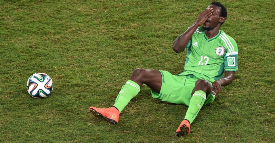 Defensor da Nigéria, Juwon Oshaniwa fica com a mão no rosto após dividida com jogador bósnio