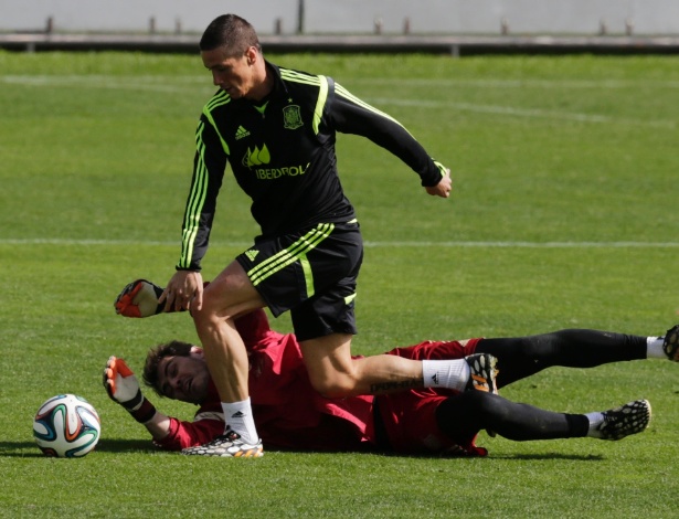 Fernando Torres disputa bola com Casillas durante treino na Espanha, em Curitiba