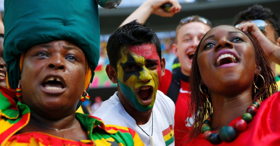 21.jun.2014 - Ganeses fazem festa e aguardam o início da partida contra a Alemanha, no Castelão