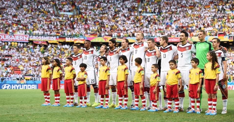 21.jun.2014 - Jogadores da Alemanha ficam perfilados no gramado do Castelão para a execução do hino nacional