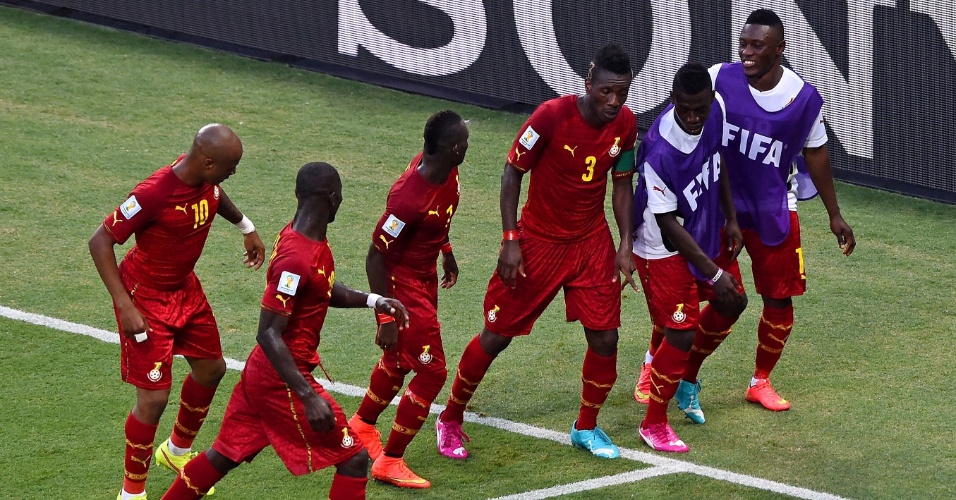 21.jun.2014 - Jogadores de Gana dançam para comemorar o gol de empate contra a Alemanha. O jogo no Castelão terminou 2 a 2