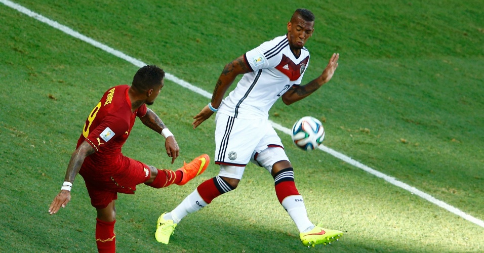 21.jun.2014 - Kevin-Prince Boateng, de Gana, tenta finalizar, mesmo marcado pelo irmão Jerome Boateng, que defende a Alemanha