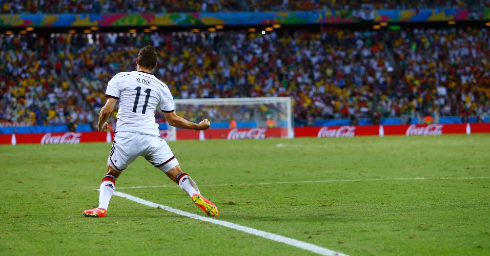 21.jun.2014 - Klose comemora no Castelão após atingir a marca histórica de 15 gols em Copas do Mundo