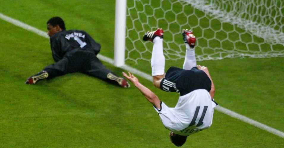 Klose dá uma cambalhota após marcar o seu segundo gol na Copa de 2002