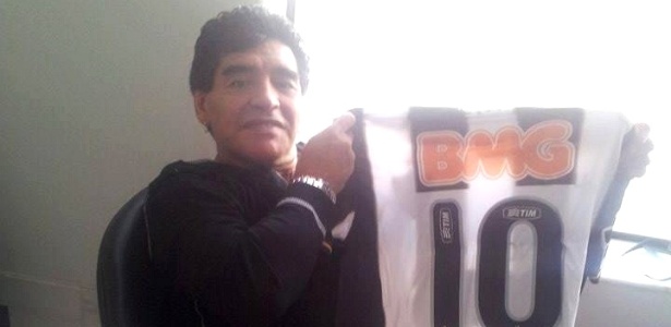 Maradona posa com camisa 10 do Atlético-MG, usada por Ronaldinho Gaúcho - Reprodução/Twitter