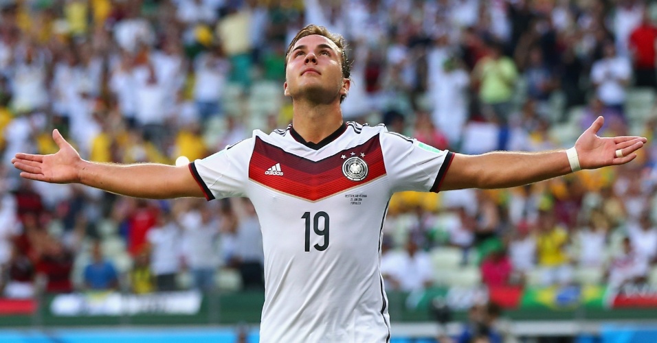 21.jun.2014 - Mario Götze, da Alemanha, abre os braços e comemora após abrir o placar na partida contra Gana