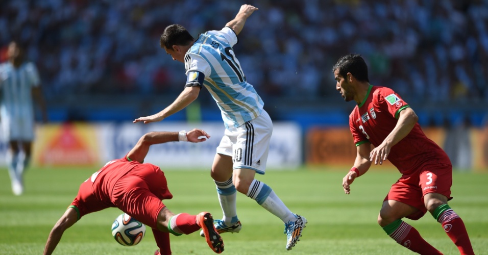 Messi enfrenta marcação dupla de jogadores do Irã