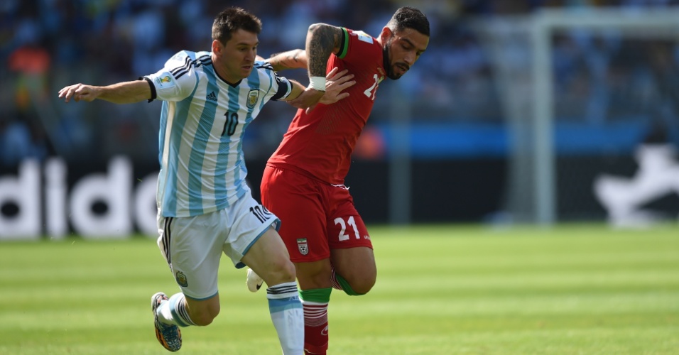 Messi tenta escapar da marcação de Ashkan Dejagah durante a partida entre Argentina e Irã