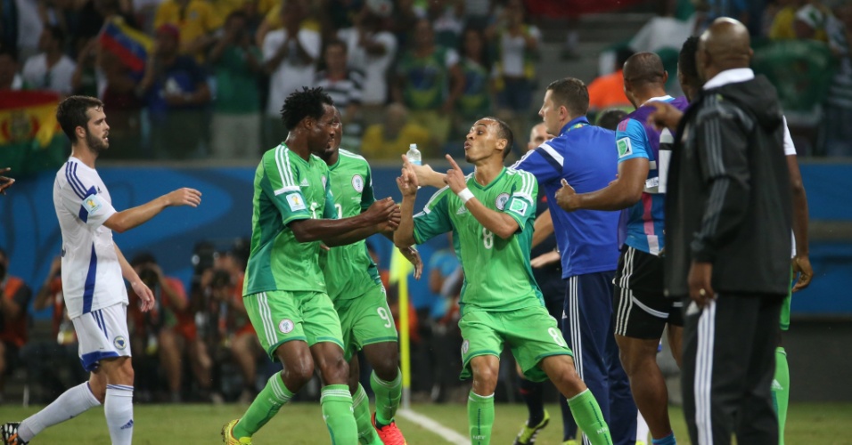 Peter Odemwingie (dir.) comemora gol da Nigéria com os companheiros