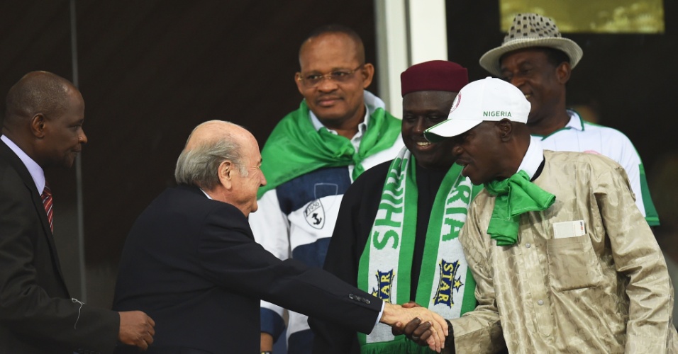 Presidente da Fifa, Joseph Blatter cumprimenta nigerianos durante jogo na Arena Pantanal