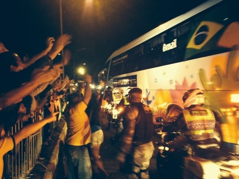Seleção brasileira é recebeida por torcedores na chegada a Brasília