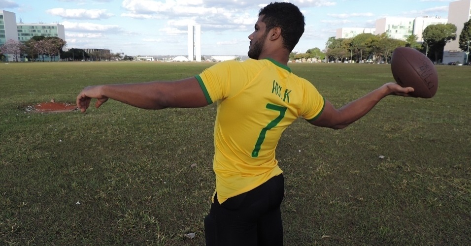 Sósia de Hulk, Fellipe Florêncio joga futebol americano em Brasília. Ele confunde torcedores e até gringos na cidade