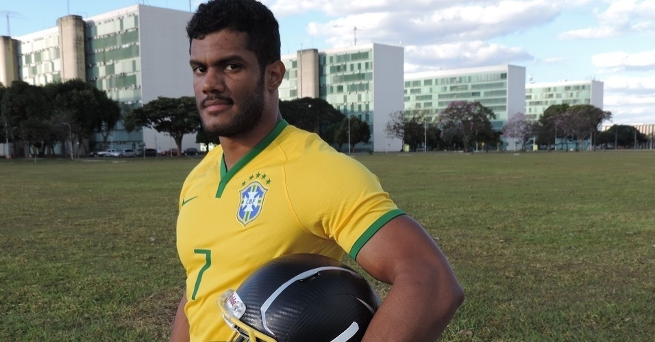 Sósia de Hulk, Fellipe Florêncio joga futebol americano em Brasília. Ele confunde torcedores e até gringos na cidade