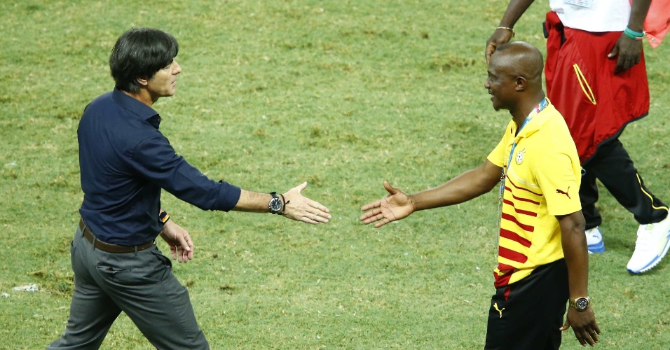 21.jun.2014 - Técnico da Alemanha, Joachim Löw, cumprimenta o treinador de Gana, Kwesi Appiah, depois do empate por 2 a 2