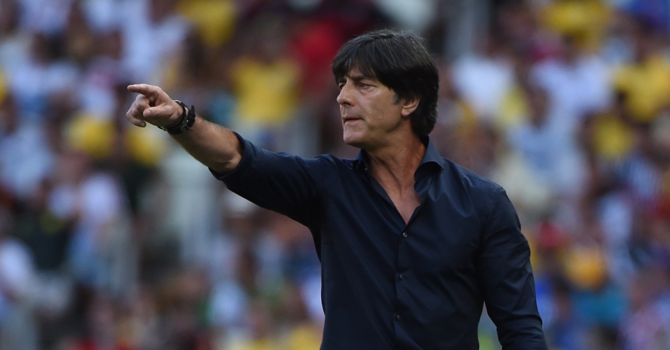 21.jun.2014 - Técnico da Alemanha, Joachim Löw, orienta seus jogadores durante a partida contra a Gana