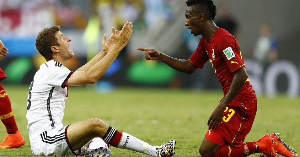21.jun.2014 - Thomas Müller, da Alemanha, e Harrison Afful, de Gana, discutem no gramado do Castelão. A partida terminou empatada por 2 a 2