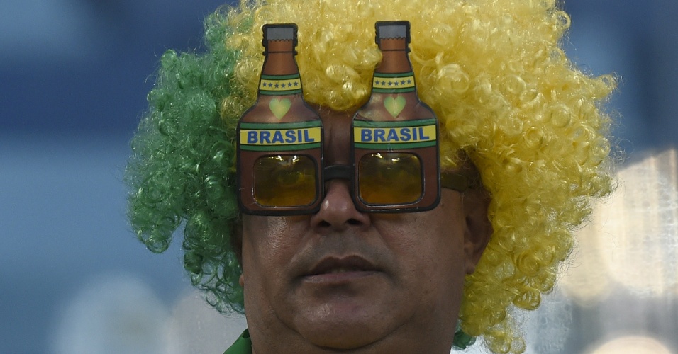 Torcedor da seleção brasileira acompanha Nigéria x Bósnia com óculos todo especial