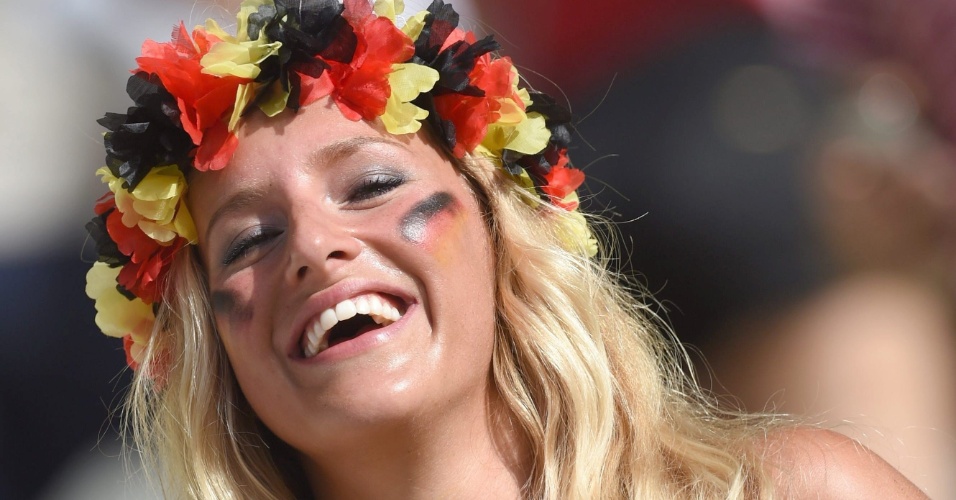 Torcedora alemã sorri antes do jogo entre Alemanha e Gana no Castelão