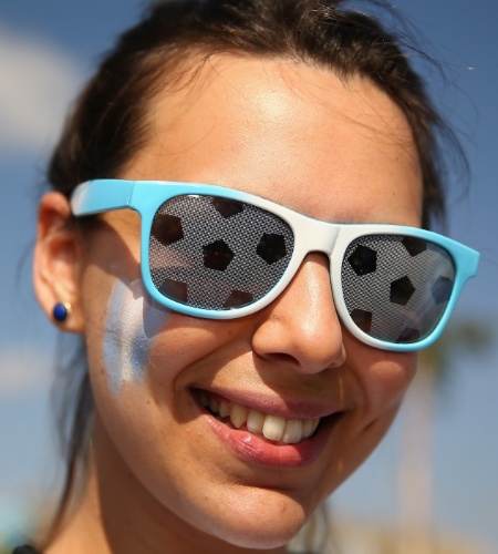 Torcedora argentina leva as cores da seleção "hermana" em seus óculos para o Mineirão