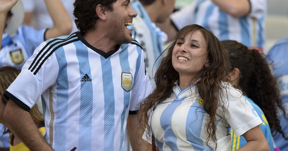 Torcedora argentina vibra com a vitória no último minuto em cima do Irã