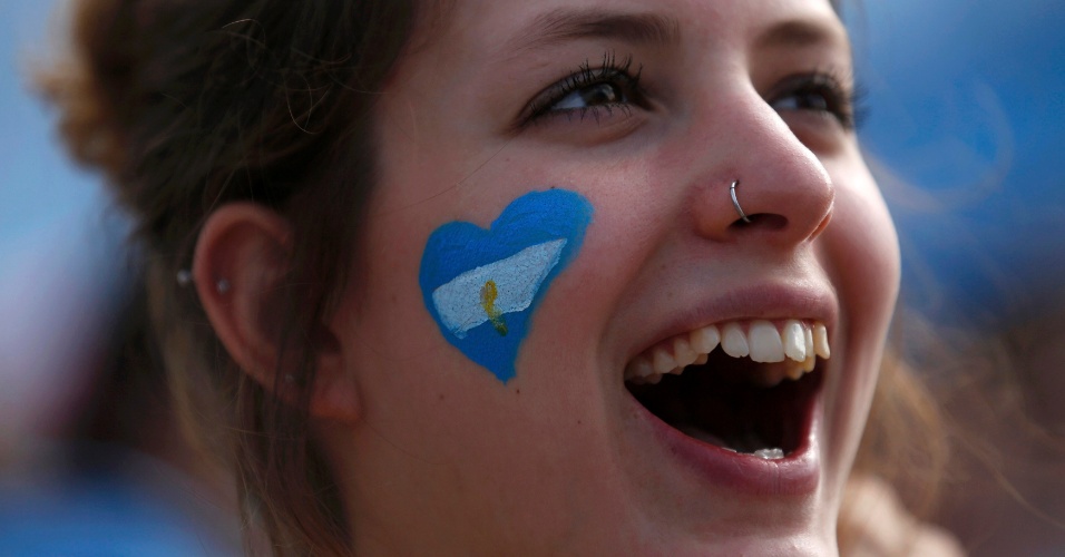 Torcedora argentina vibra com vitória sobre o Irã na Fan Fest de Copacabana