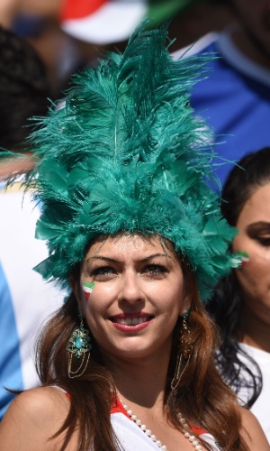Torcedora do Irã assiste ao jogo contra a Argentina no Mineirão usando um chapéu extravagante