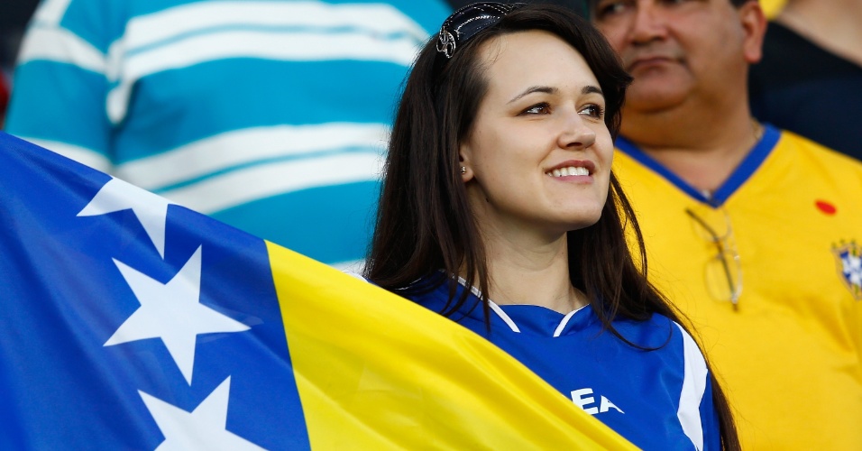 Torcedora exibe bandeira da Bósnia durante partida contra a Nigéria na Arena Pantanal