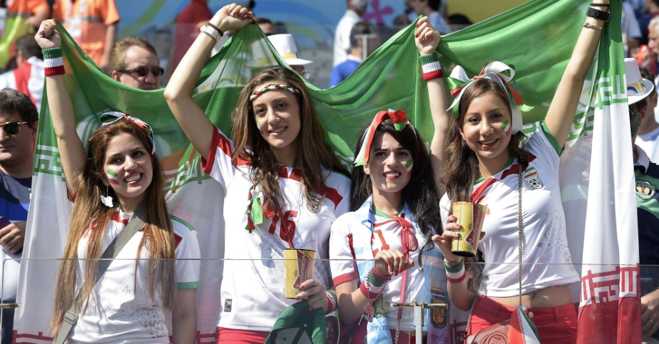 Torcedoras iranianas marcam presença no Mineirão em jogo contra a Argentina