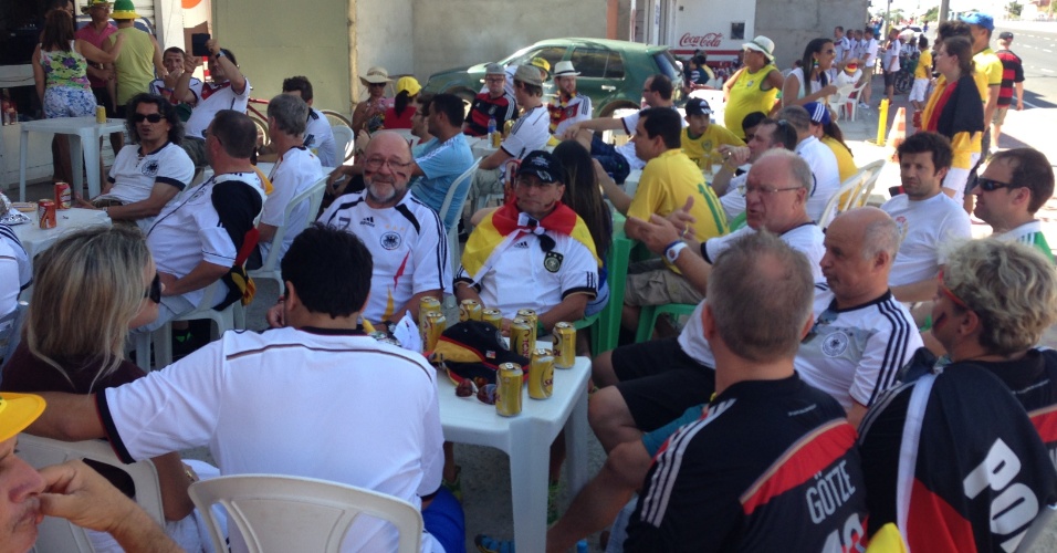 21.jun.2014 - Torcedores alemães fazem concentração em bar próximo ao Castelão antes do jogo contra Gana