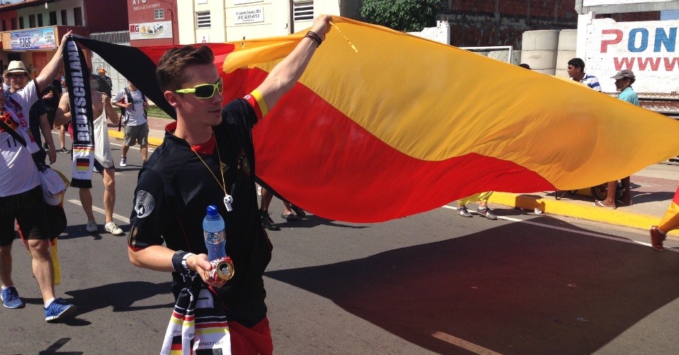 21.jun.2014 - Torcedores carregam enorme bandeira alemã por Fortaleza antes do jogo contra Gana