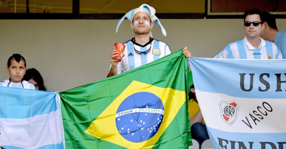Torcedores da Argentina exibem bandeira do Brasil nas arquibancadas do Mineirão
