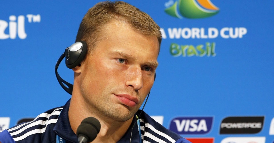 Vasili Berezutski, da Rússia, na coletiva de imprensa no Maracanã, no Rio, antes da partida contra a Bélgica