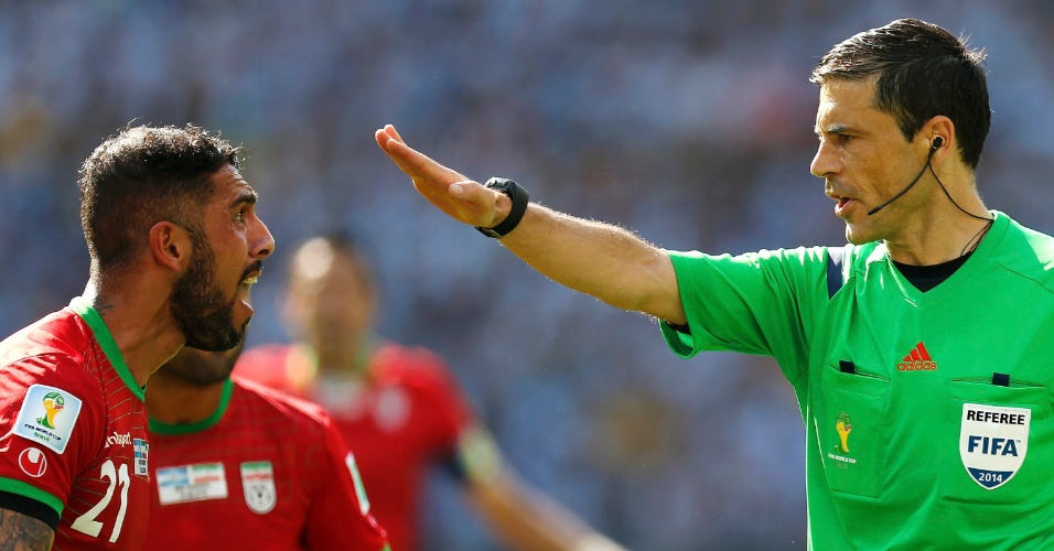 21.jun.2014 - Ashkan Dejagah, do Irã, discute com árbitro Milorad Mazic, da Sérvia, durante partida contra a Argentina 