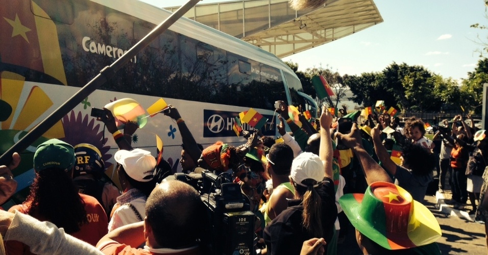 22.06.14 - Torcedores de Camarões fazem festa em frente ao hotel onde sua seleção está hospedada, em Brasília