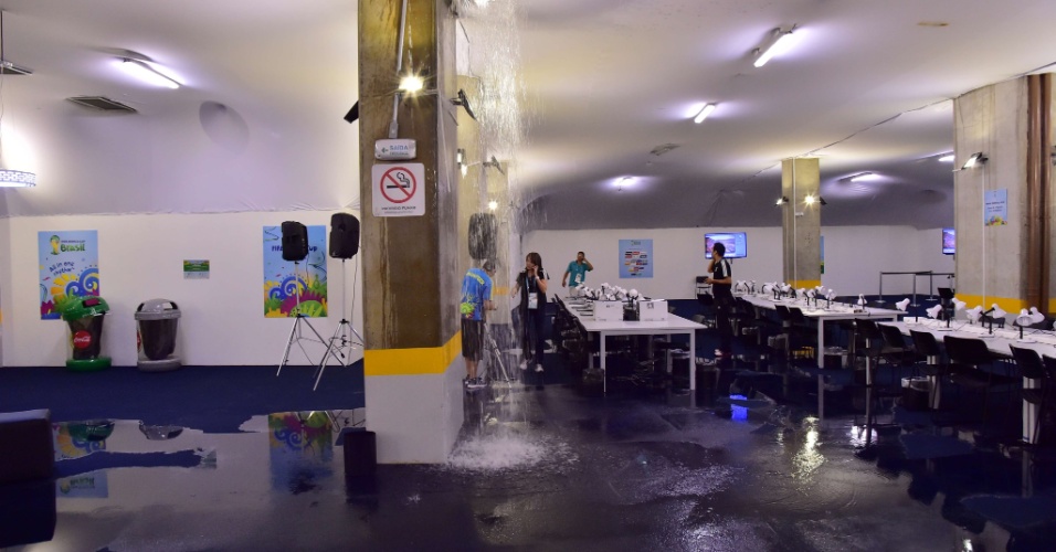 22.06.2014 - Zona de imprensa na Arena das Dunas sofreu com um forte vazamento de água vindo do teto