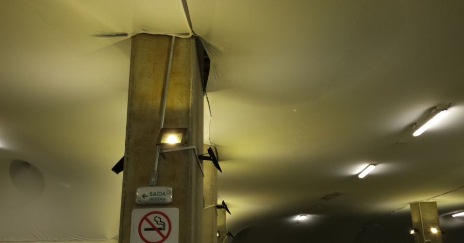 22.06.2014 - Zona de imprensa na Arena das Dunas sofreu com um forte vazamento de água vindo do teto