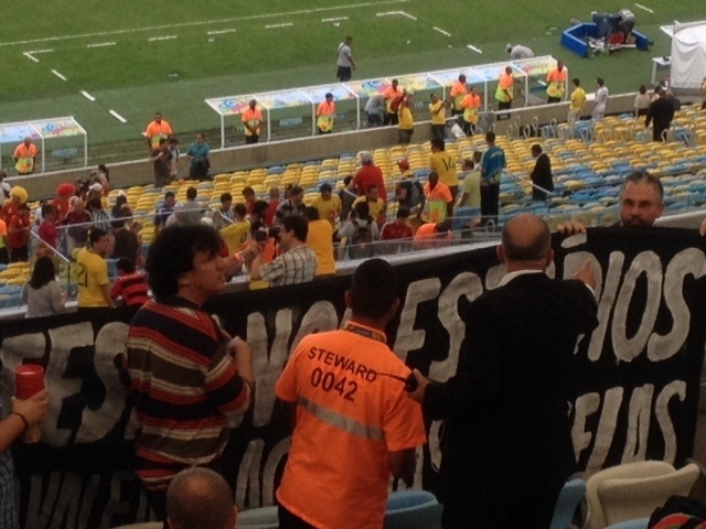 22.jun.2014 - Uma faixa foi levantada em protesto de convidados no Maracanã, reprimido pela Fifa