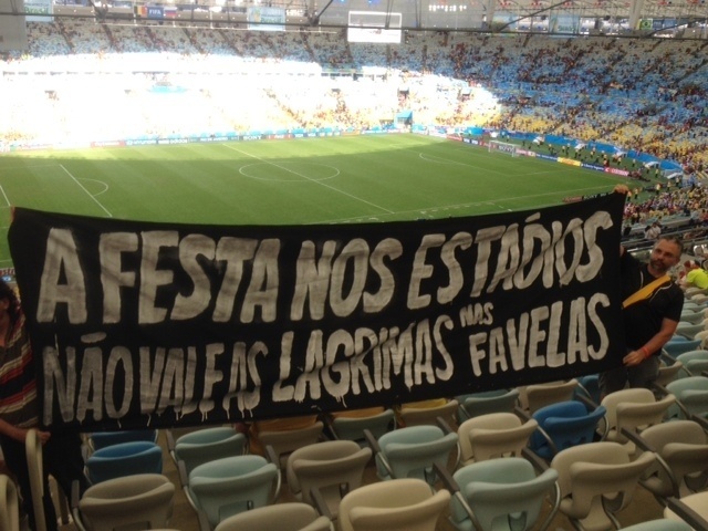 22.jun.2014 - Uma faixa foi levantada em protesto de convidados no Maracanã, reprimido pela Fifa