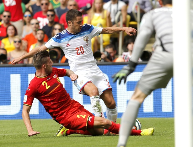 Alderweireld trava chute de Fayzulin durante partida válida pelo Grupo F entre Bélgica e Rússica