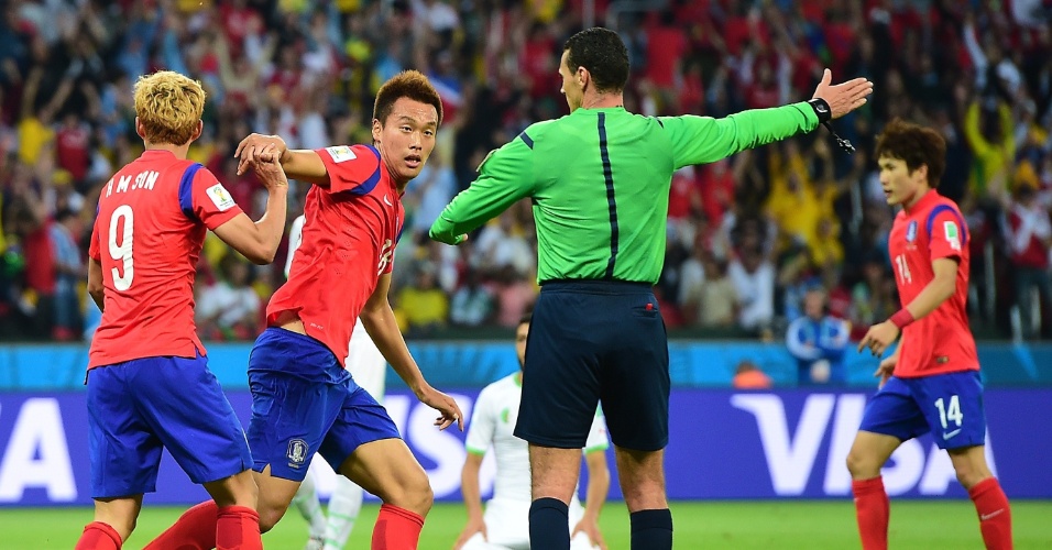 22.jun.2014 - Árbitro confirma o segundo gol da Coreia do Sul na derrota para a Argélia por 4 a 2, no Beira-Rio