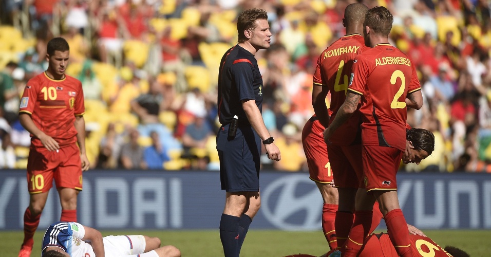 Árbitro conversa com jogadores da Bélgica durante partida no Maracanã