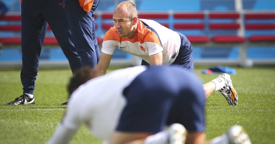 Arjen Robben se alonga durante treino da seleção da Holanda em São Paulo