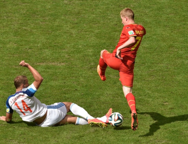 Berezutsky desarma Kevin De Bruyne durante partida entre Bélgica e Rússia