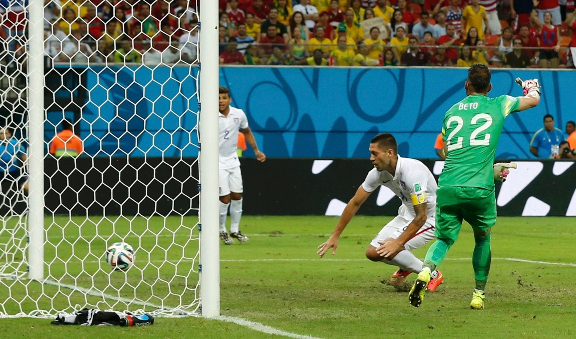 Bola caminha para as redes após Clint Dempsey finalizar de barriga após cruzamento - undefined