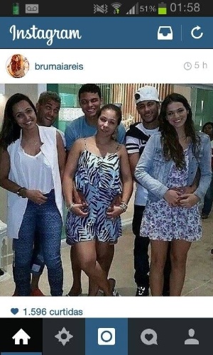 Bruna Marquezine não perde uma oportunidade de ficar ao lado de Neymar. A atriz já está amiga de outros jogadores da seleção e posou ao lado de Daniel Alves e Thiago Silva.