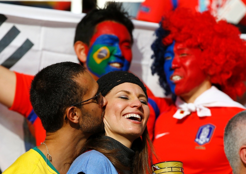 22.jun.2014 - Casal se beija durante a partida entre Coreia do Sul e Argélia, no Beira-Rio