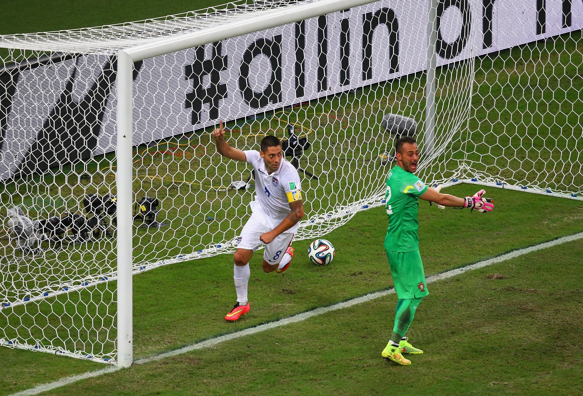 Clint Dempsey corre para comemorar o gol da virada dos Estados Unidos sobre Portugal - undefined